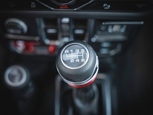 Used 2024 Jeep Wrangler Unlimited Rubicon w/ Technology Group image 33