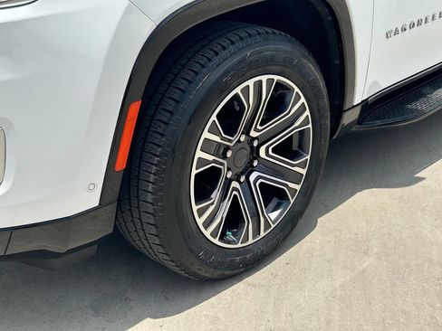 Used 2024 Jeep Wagoneer L Series II w/ Flexible Seating Group AWD/4WD image 9