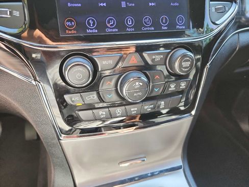 Used 2019 Jeep Grand Cherokee Limited w/ Luxury Group II image 26