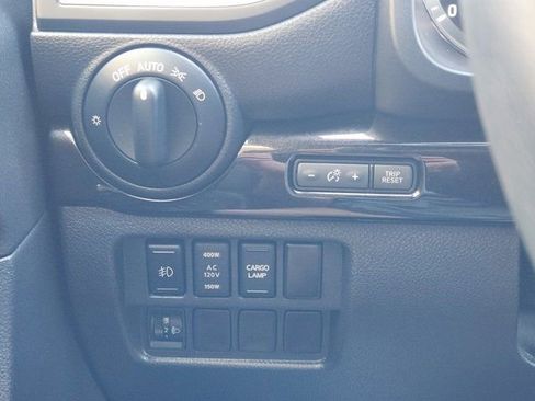 Used 2018 Nissan Titan SV w/ SV Convenience Package image 24