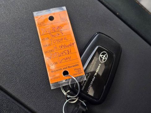 Used 2023 Toyota Highlander Bronze Edition AWD/4WD image 33