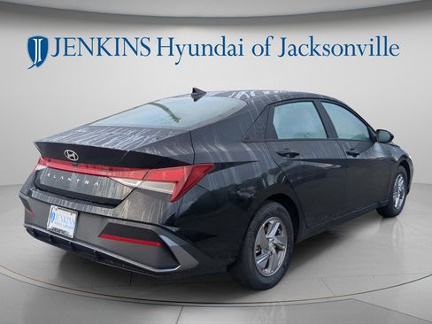 New 2025 Hyundai Elantra SE FWD image 3