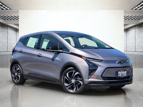 Used 2023 Chevrolet Bolt LT w/ Infotainment Package FWD image 2