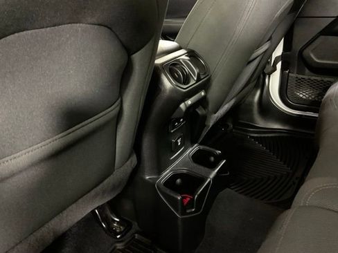 Used 2019 Jeep Wrangler Unlimited Sahara AWD/4WD image 18