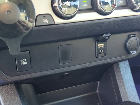 Used 2016 Toyota Tacoma image 22