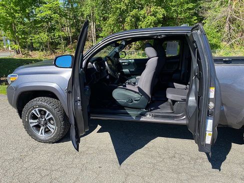 Used 2019 Toyota Tacoma TRD Sport w/ Technology Package AWD/4WD image 11