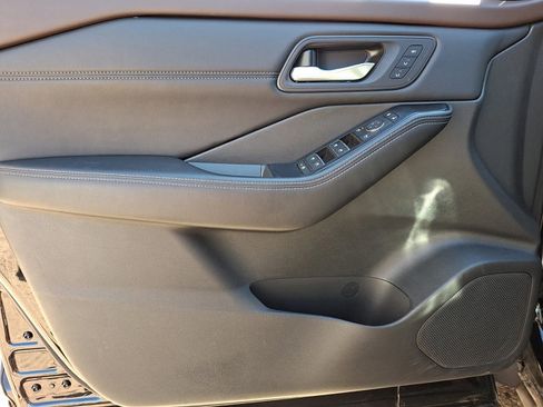 Used 2023 Nissan Rogue SL w/ SL Premium Package image 13