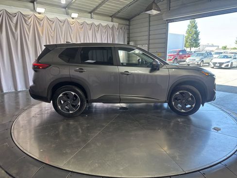 Used 2025 Nissan Rogue SV image 4