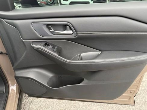 Used 2024 Nissan Rogue SV w/ SV Premium Package image 14