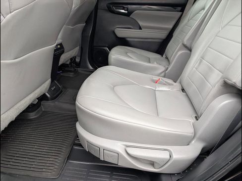 Used 2022 Toyota Highlander XLE image 10