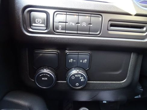 Used 2024 Chevrolet Suburban LT image 18