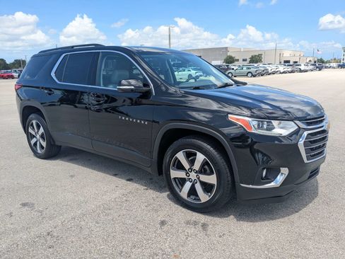 Used 2019 Chevrolet Traverse LT w/ LT Premium Package FWD image 2