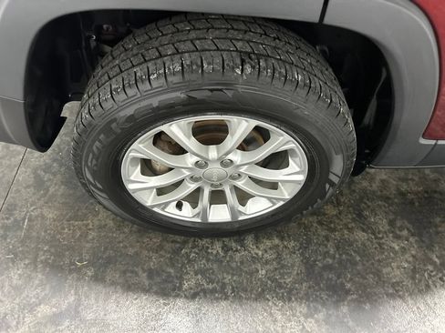 Used 2019 Jeep Cherokee Latitude w/ Cold Weather Group FWD image 16