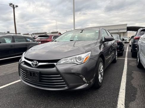 Used 2015 Toyota Camry LE image 1