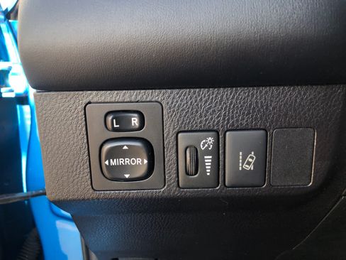 Used 2018 Toyota RAV4 XLE AWD/4WD image 12