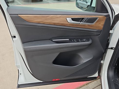 New 2025 Volkswagen Atlas SE image 12