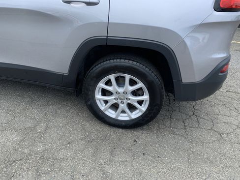 Used 2018 Jeep Cherokee Latitude Plus w/ Cold Weather Group AWD/4WD image 6