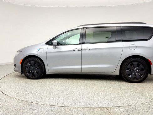 Used 2020 Chrysler Pacifica Touring-L w/ S Appearance Package image 8