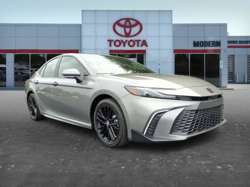 Used 2025 Toyota Camry SE w/ Convenience Package FWD image 8