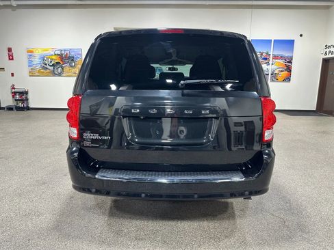 Used 2018 Dodge Grand Caravan SE w/ UConnect Hands-Free Group image 10