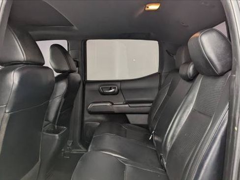 Used 2022 Toyota Tacoma TRD Sport w/ TRD Premium Sport Package AWD/4WD image 17
