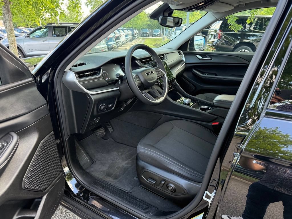 Used 2023 Jeep Grand Cherokee Laredo X AWD/4WD image 12