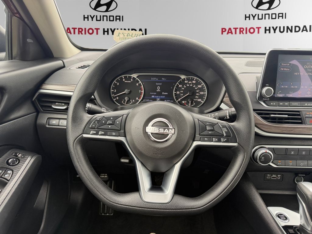 Used 2025 Nissan Altima 2.5 SV FWD image 12