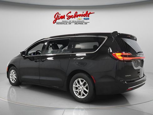 Used 2025 Chrysler Pacifica Select image 4