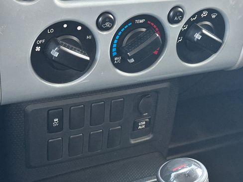 Used 2014 Toyota FJ Cruiser 4WD w/ Convenience Package image 18