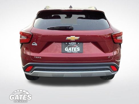 Used 2025 Chevrolet Trax LT w/ LT Convenience Package FWD image 9