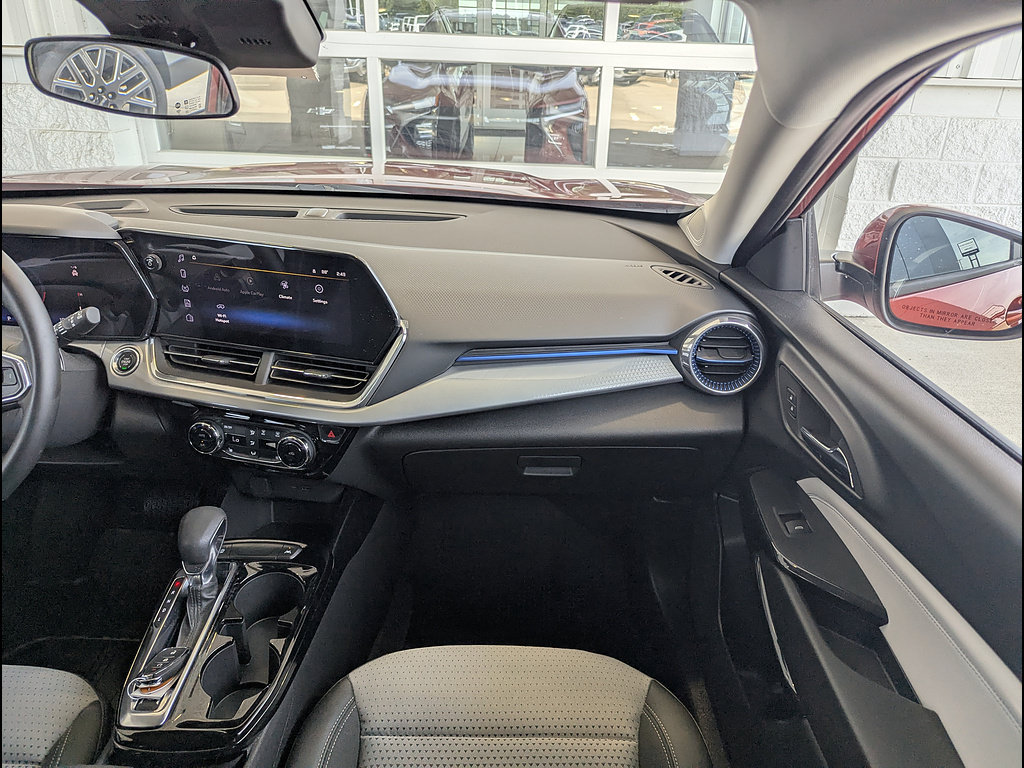 Used 2024 Chevrolet Trax LT w/ Driver Confidence Package FWD image 4