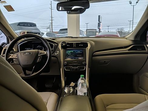 Used 2020 Ford Fusion SE image 9