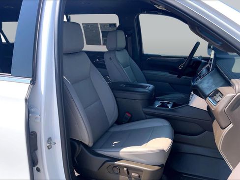 Used 2024 GMC Yukon XL SLT w/ SLT Luxury Package RWD image 9