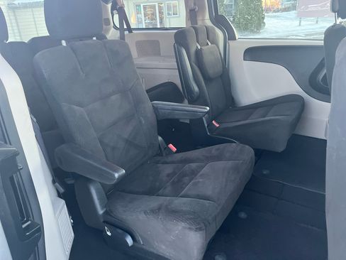 Used 2016 Dodge Grand Caravan SE image 16