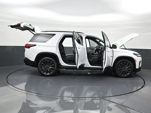 Used 2023 Chevrolet Traverse RS image 33