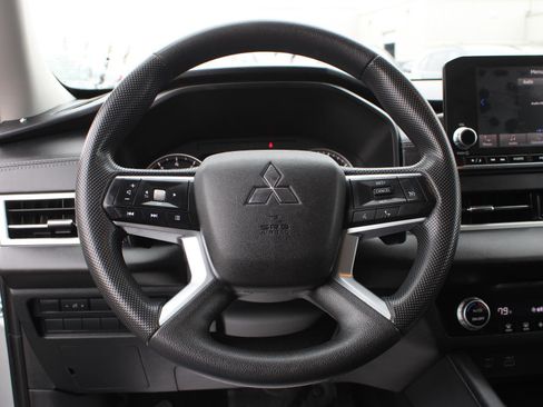 Used 2022 Mitsubishi Outlander ES image 9
