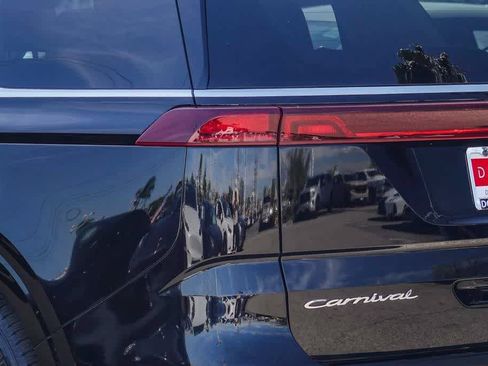 Certified 2022 Kia Carnival LX image 7