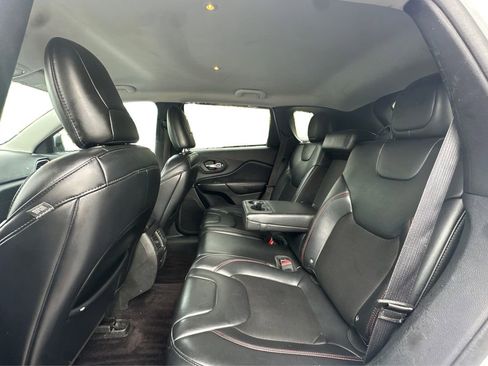 Used 2019 Jeep Cherokee Trailhawk w/ Cold Weather Group image 10