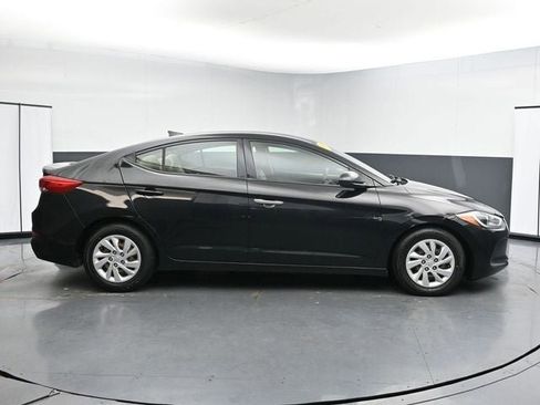 Used 2017 Hyundai Elantra SE image 12