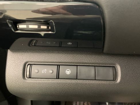 Used 2024 Nissan Pathfinder SV FWD image 23