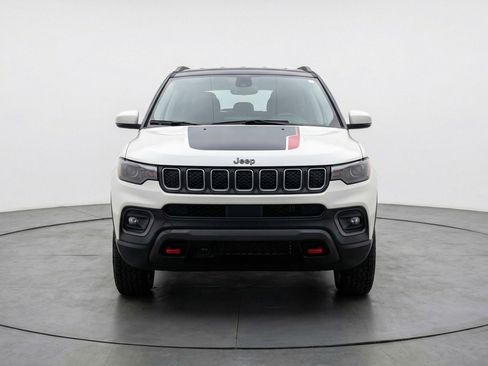 Used 2025 Jeep Compass Trailhawk image 2
