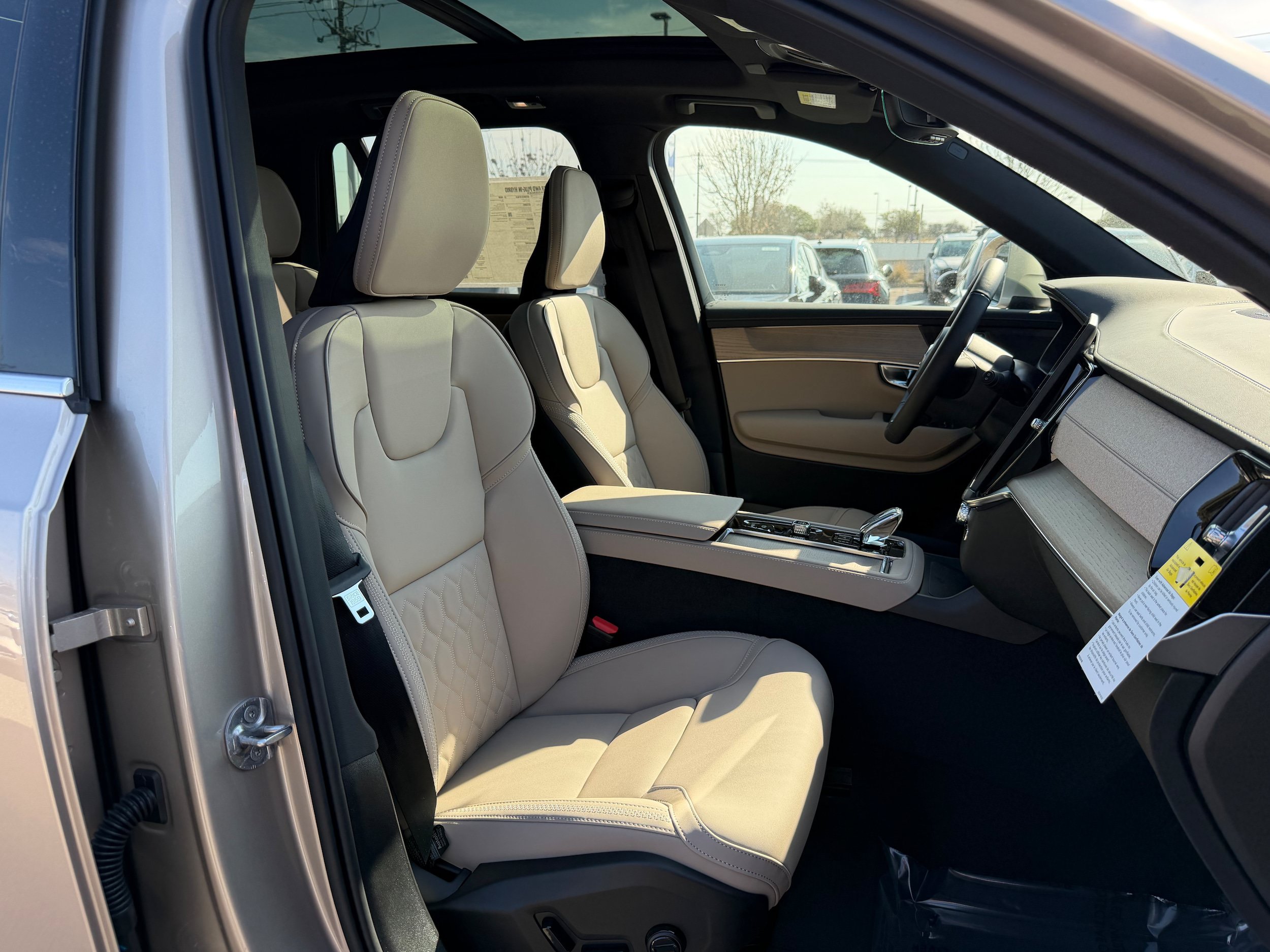 New 2026 Volvo XC90 T8 Plus w/ Protection Package Premier AWD/4WD image 8