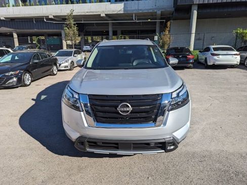 Used 2023 Nissan Pathfinder SL AWD/4WD image 4