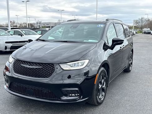 Used 2026 Chrysler Pacifica Premium w/ Quick Order Package 2ET FWD image 7