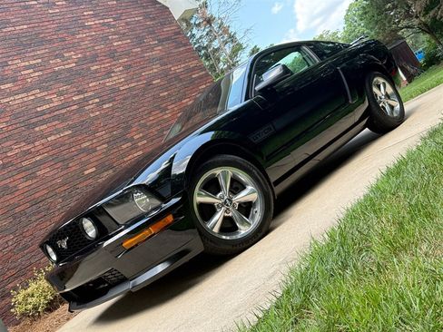 Used 2007 Ford Mustang GT RWD image 3