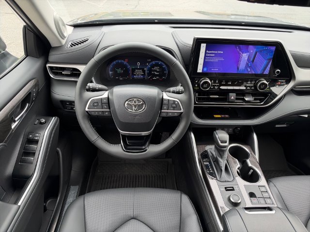 Used 2026 Toyota Highlander Limited AWD/4WD image 12
