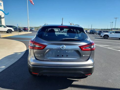 Used 2020 Nissan Rogue Sport SV image 3