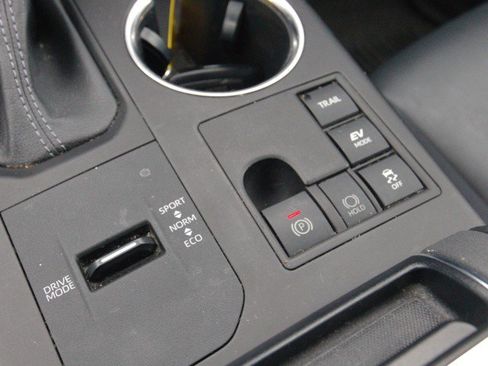 Used 2023 Toyota Highlander XLE AWD/4WD image 25