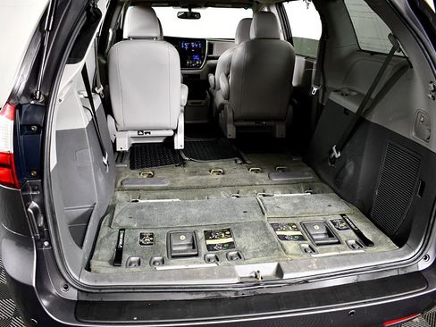 Used 2015 Toyota Sienna XLE image 44