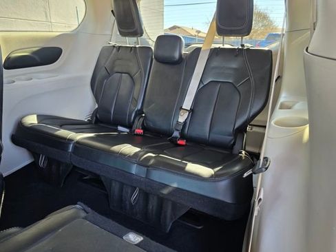 Used 2024 Chrysler Pacifica Touring-L image 28